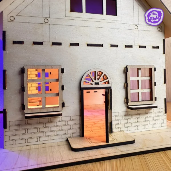 ALT: Drewniany domek DIY Domek ze sklejki do samodzielnego złożenia – 2 piętra, kominek i balkon